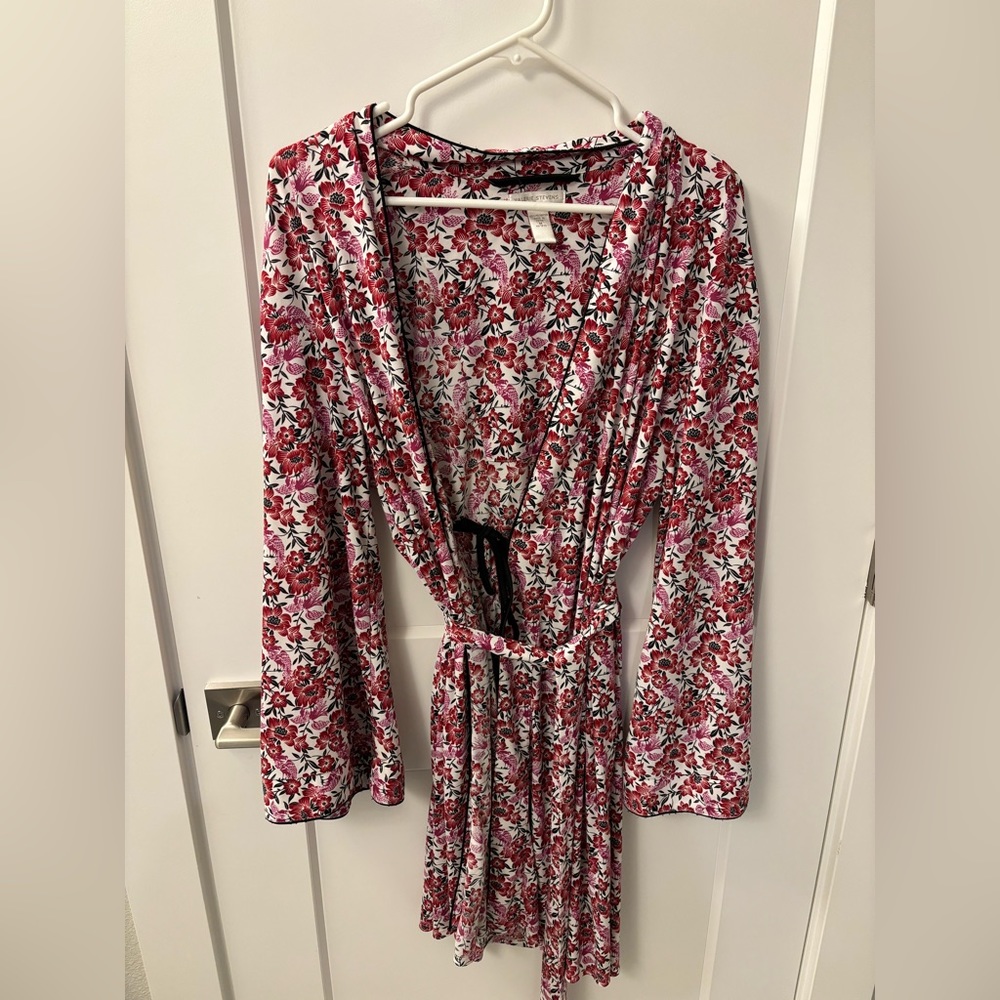 NWOT Valerie Steven’s floral robe
